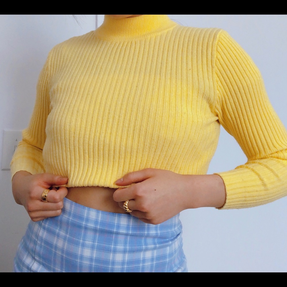 Yellow turtleneck sweater - Picture 2 of 3